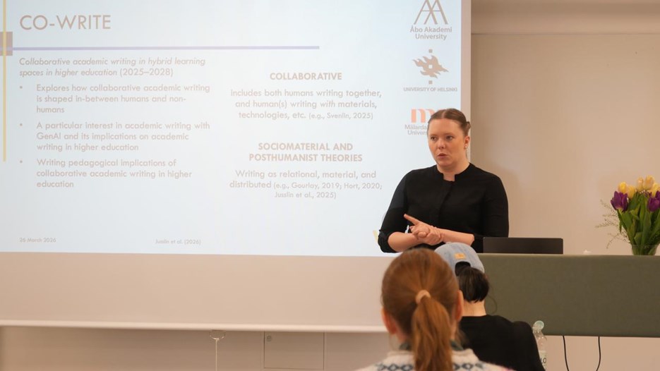 Sofia Jusslin håller en presentation för en grupp människor.