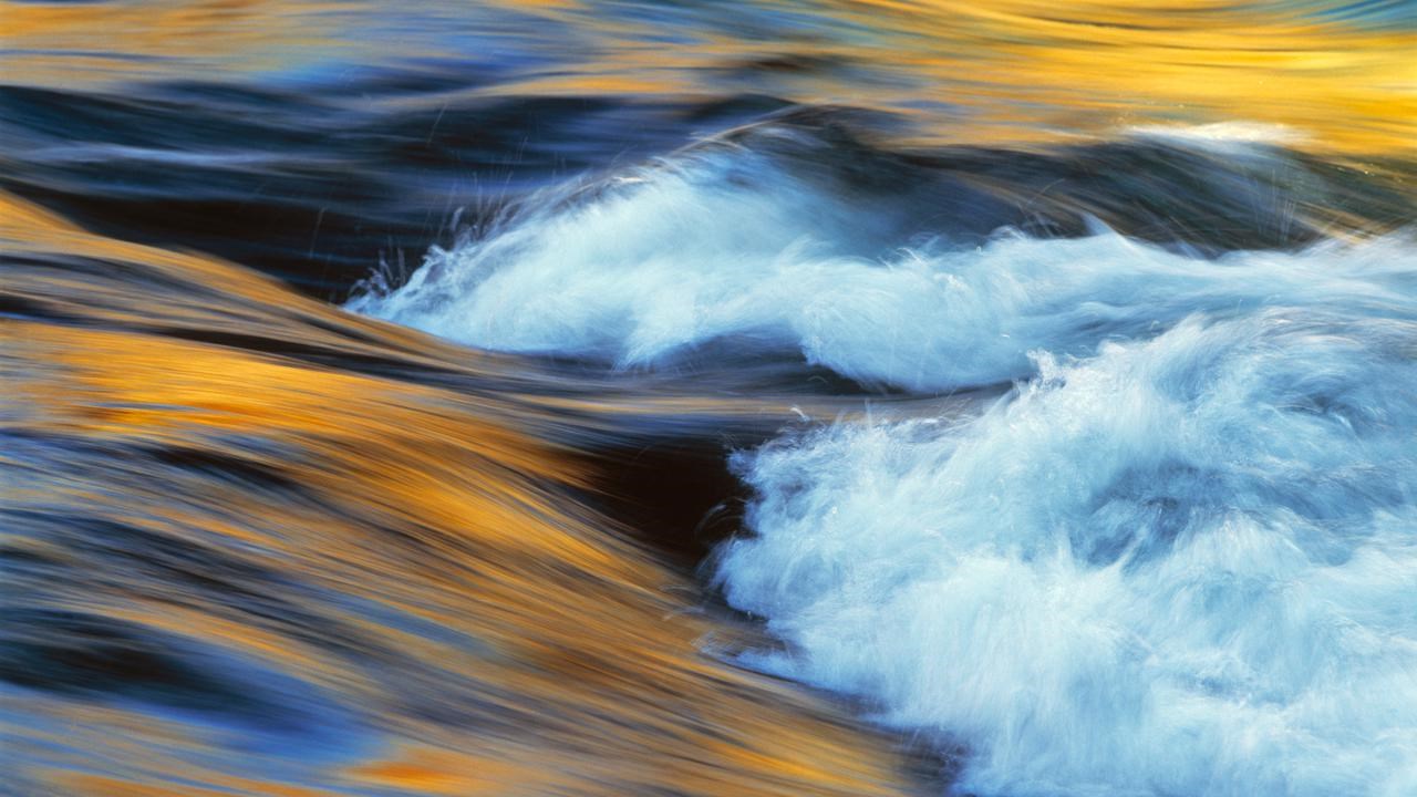 Bild på hav och skummande vågor