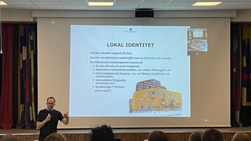 Bo Nilsson, professor i etnologi, föreläser om lokal identitet i Kiruna.