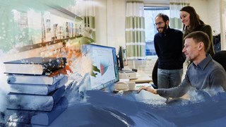 Tre personer arbetar tillsammans vid en dator med datavisualisering, kombinerat med en konstnärlig bild av böcker och färg som symboliserar kunskap och kreativitet.
