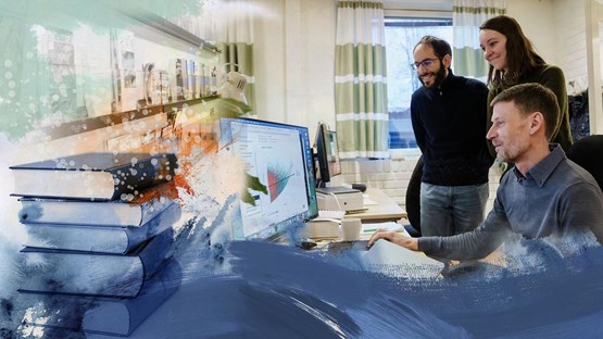 Tre personer arbetar tillsammans vid en dator med datavisualisering, kombinerat med en konstnärlig bild av böcker och färg som symboliserar kunskap och kreativitet.
