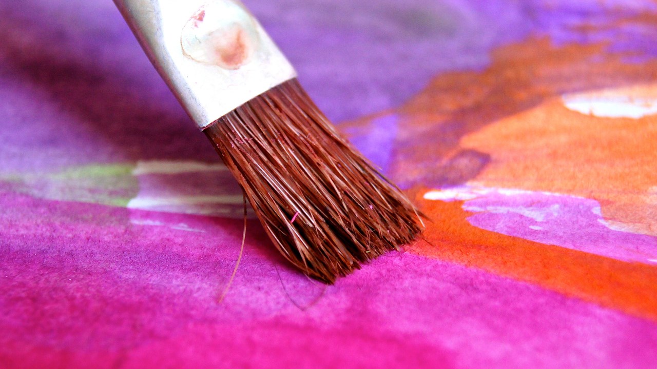 Pensel som målar akvarellfärger.