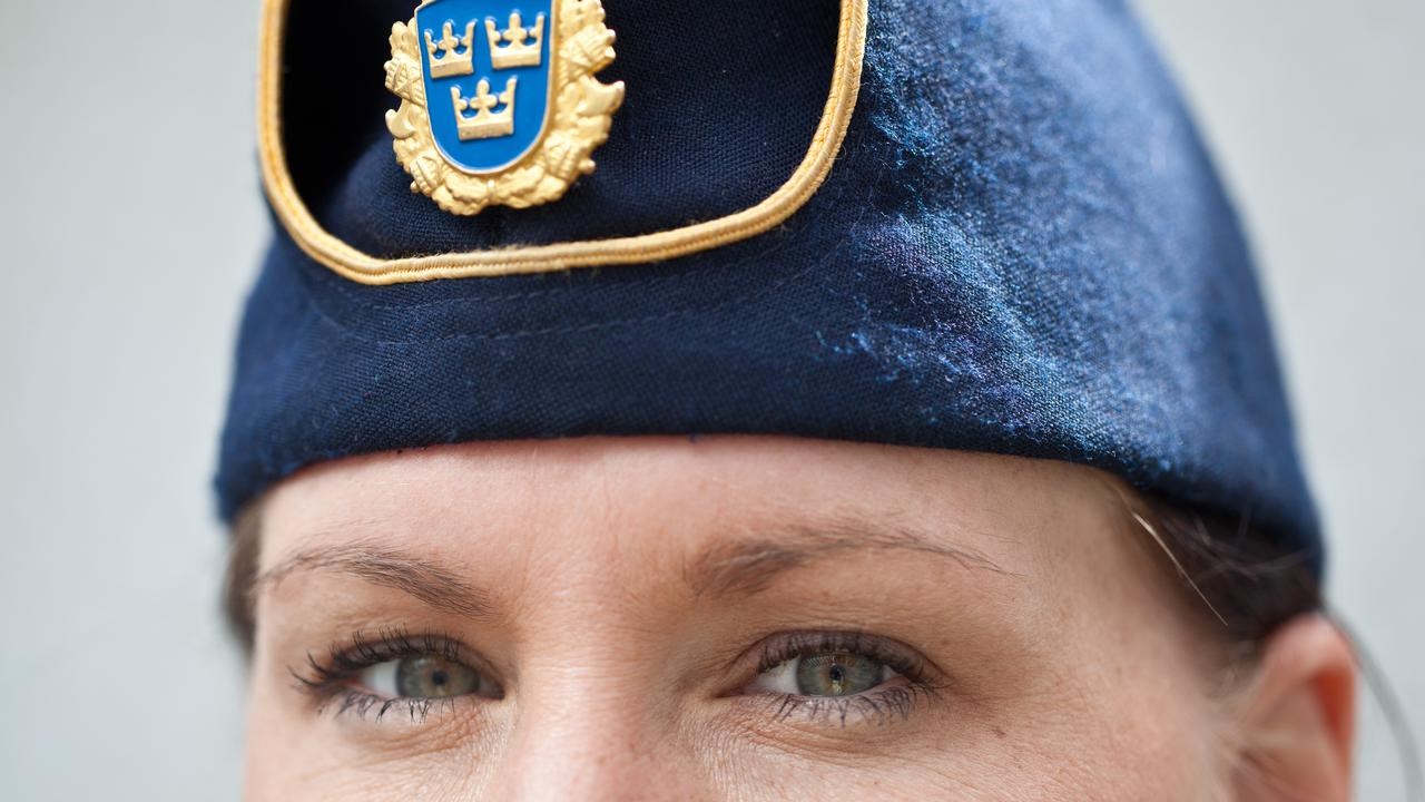 Mössan och ögonen på en polis.