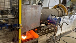 Verkstadsmiljö med en experimentell förbränningsugn.