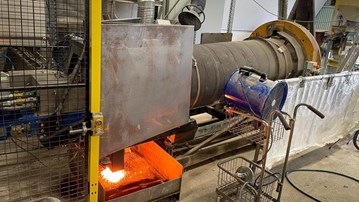 Verkstadsmiljö med en experimentell förbränningsugn.