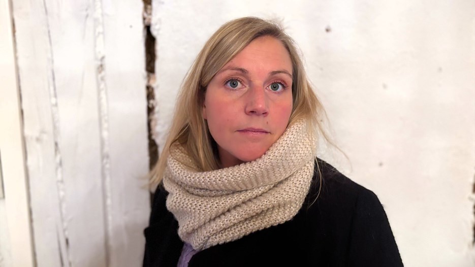 En person med ljust hår och sjal