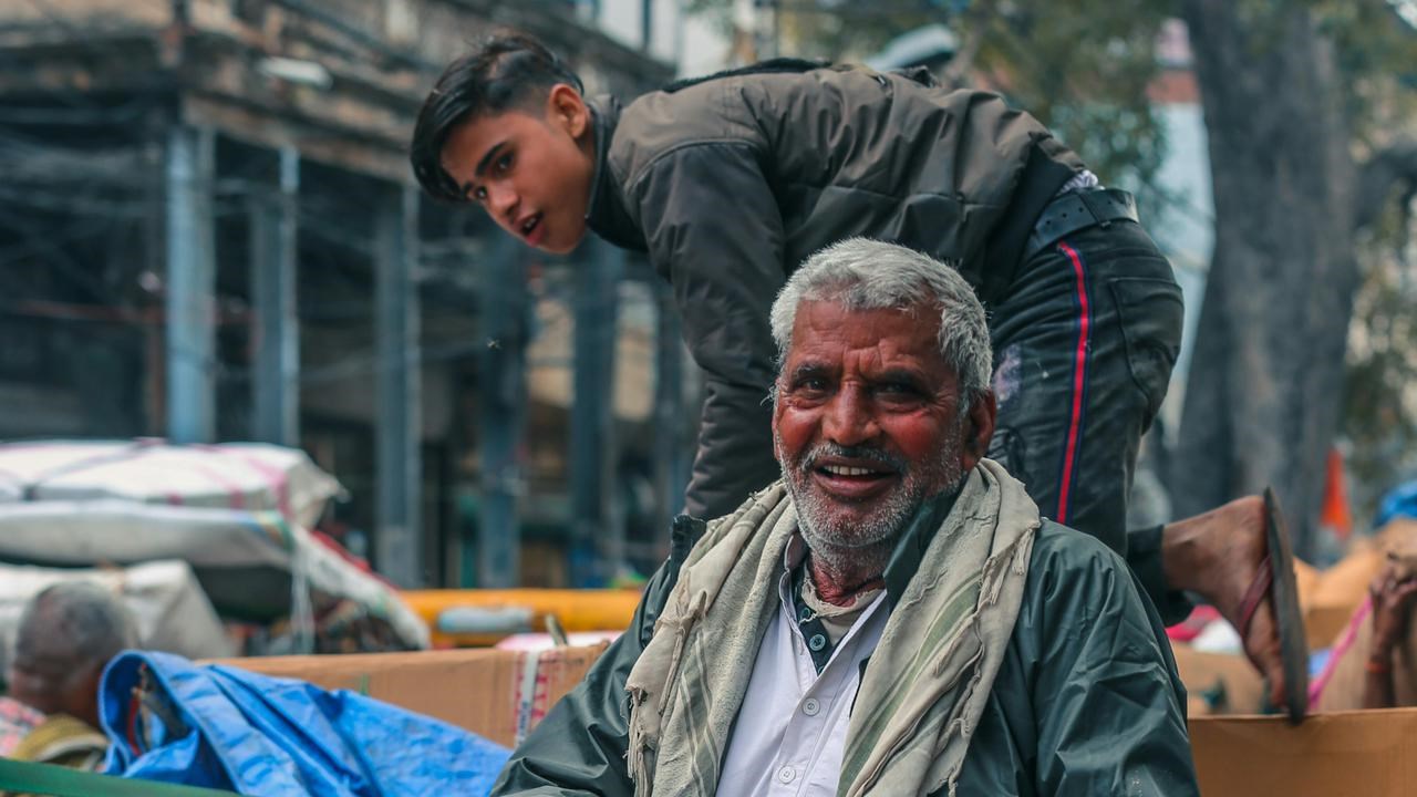 En man som sitter p&aring; en h&auml;stdragen vagn.