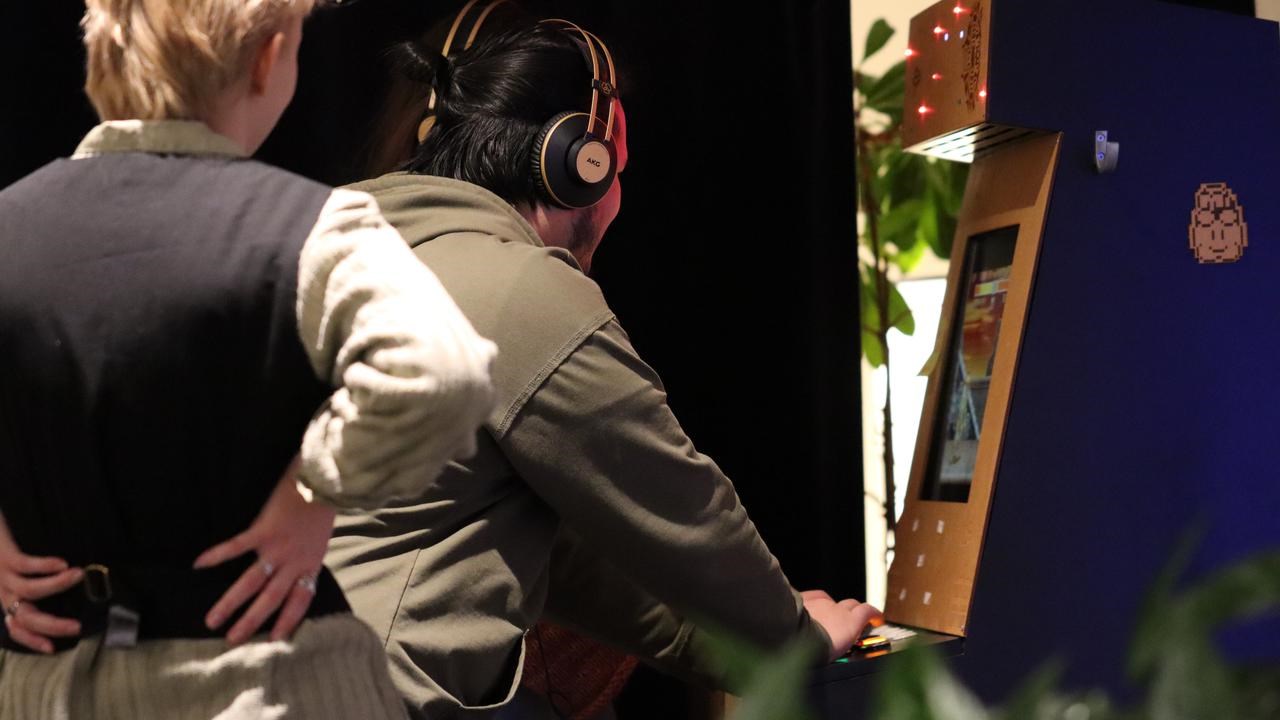En man och en kvinna som spelar ett videospel.