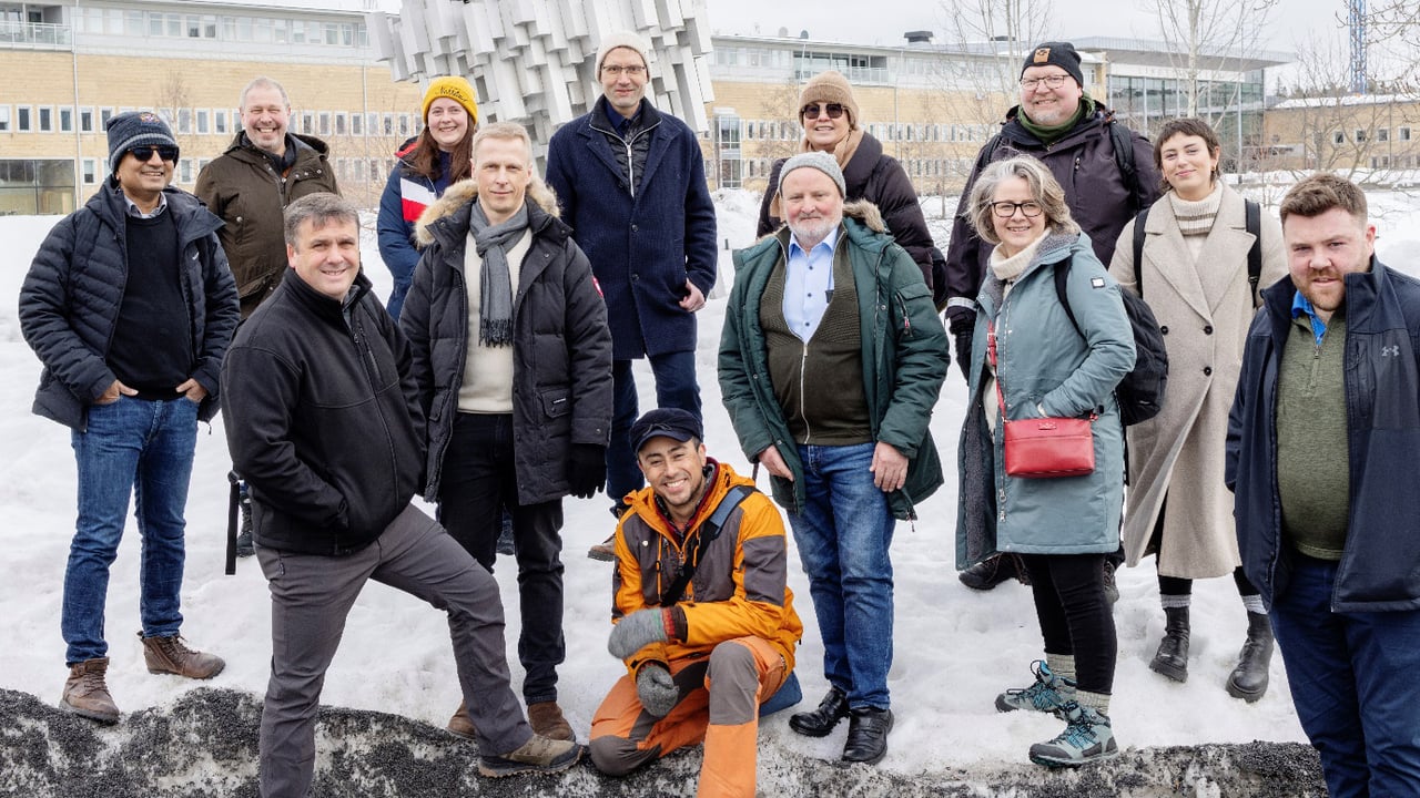 Gruppbild p&aring; deltagarna i HYBES-projektet st&aring;ende utomhus.