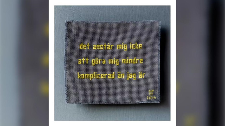 Print av broderiet "det anstår mig icke att göra mig mindre komplicerad än jag är"