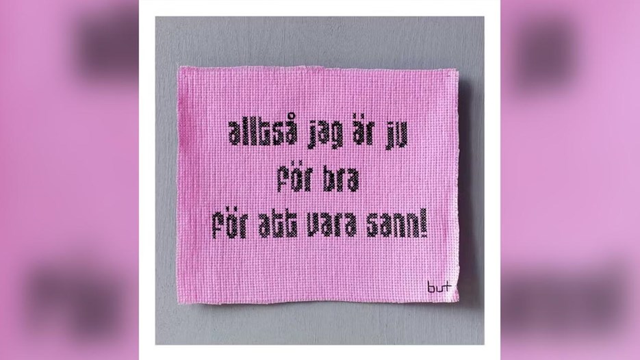 Print av broderiet "alltså jag är ju för bra för att vara sann"