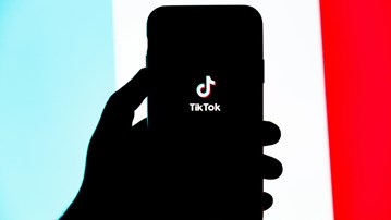 En person som har Tiktok på sin mobil.