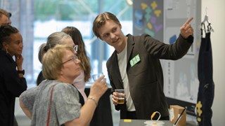 Besökare på Designhögskolans examensutställning