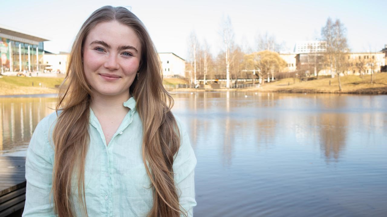 Portr&auml;ttfoto p&aring; Johanna Birgersdotter, i bakgrunden dammen p&aring; campus.