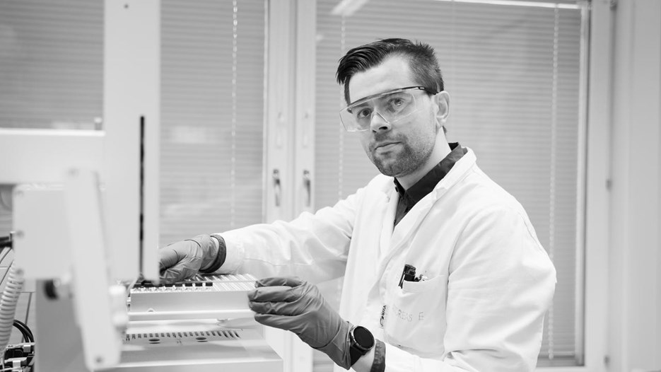 Andreas Eriksson working in the lab