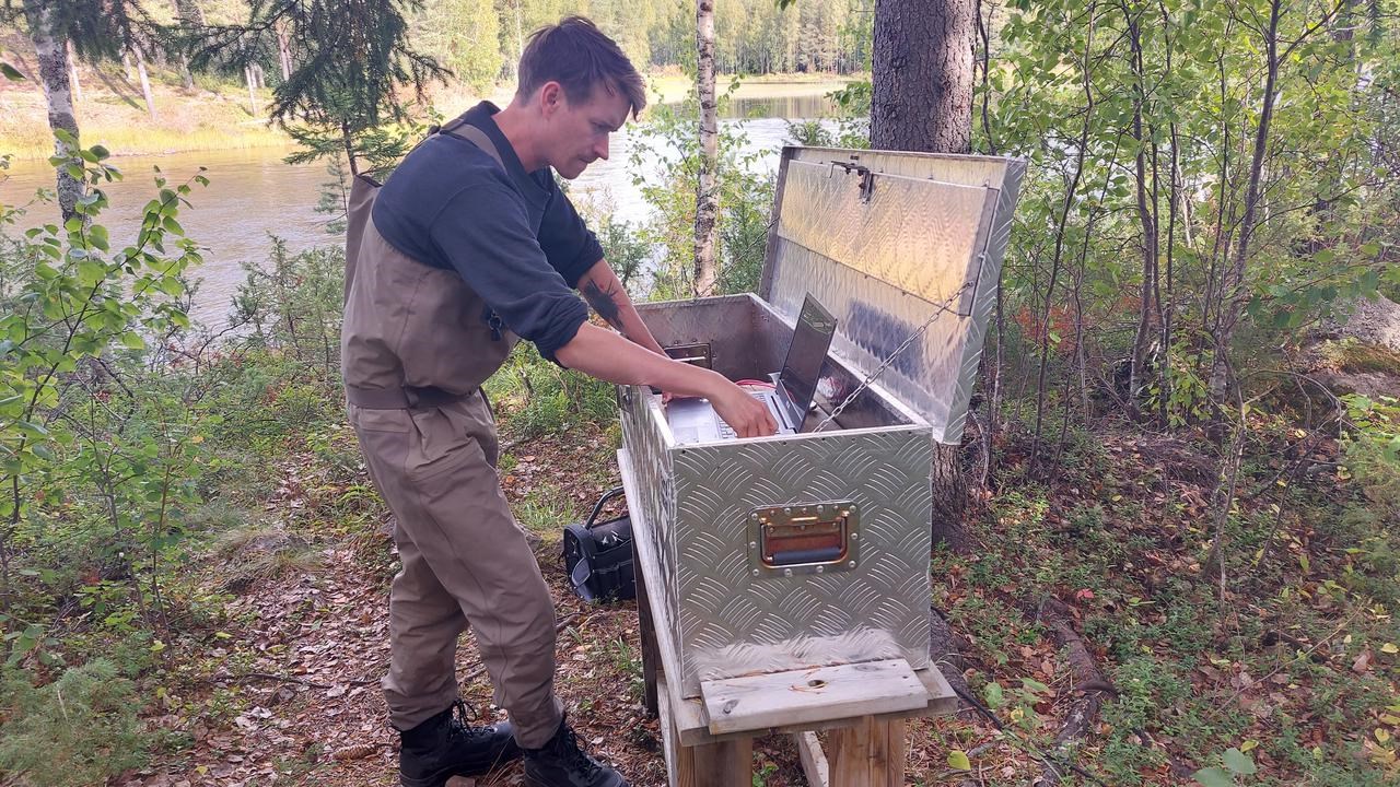 Sven st&aring;r vid en l&aring;da med utrustning