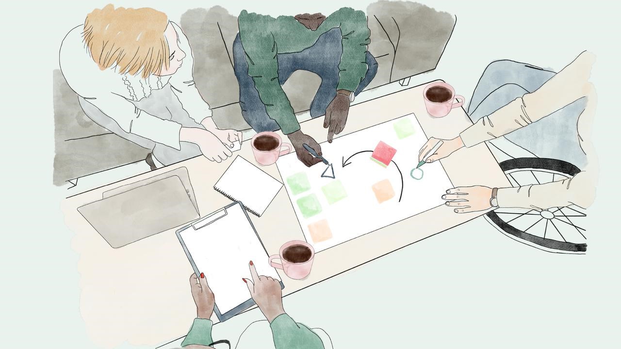 Illustration av fyra personer som sitter kring ett bord med papper, pennor och dator. De pekar och samarbetar kring materialet på bordet.