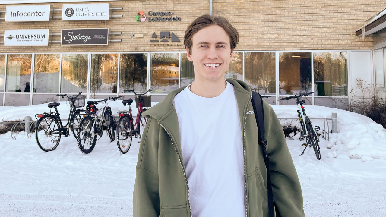 Bild på Anton Tjulin, student, med Universumhuset i bakgrunden.