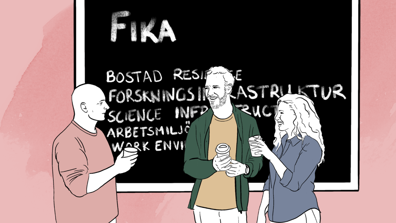 Tre människor samtalar framför en svart tavla.