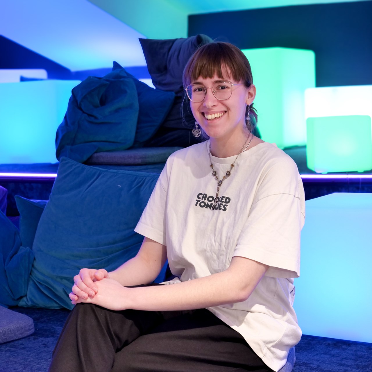 En persons hand på ett dörrhandtag.