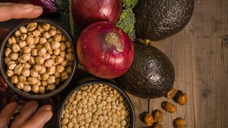 Nyttiga råvaror på bord.