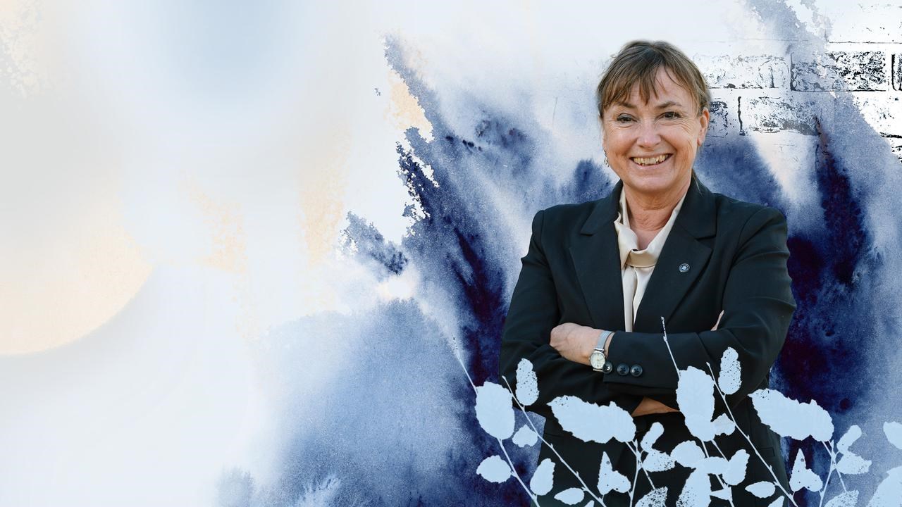 Ett foto samt illustration p&aring; kvinna med bl&aring; bakgrund.