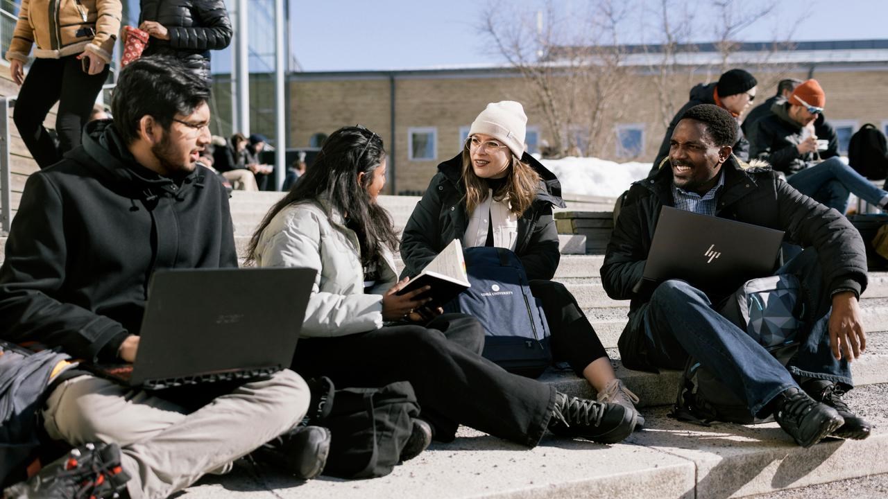 Internationella studenter utanför Lindellhallen.