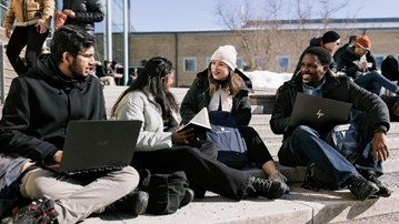 International students outside Lindellhallen.