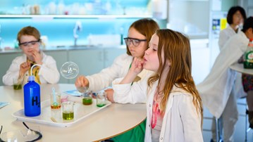 Barn experimenterar med såpbubblor i kemilabbet på Curiosum.