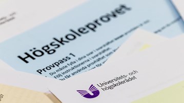 Närbild på högskoleprovet och UHR's logotyp
