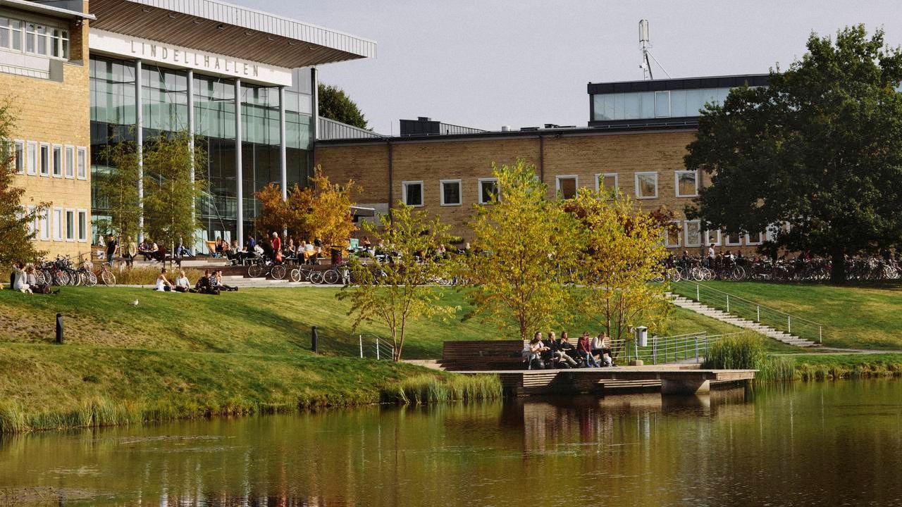 Bild på studenter på campus