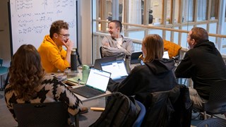 Studenter grupparbetar i MIT-huset