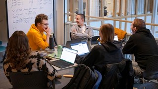 Studenter grupparbetar i MIT-huset