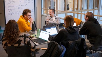 Studenter grupparbetar i MIT-huset