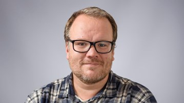 Joel Persson föreläser under Vetenskapslunchen.