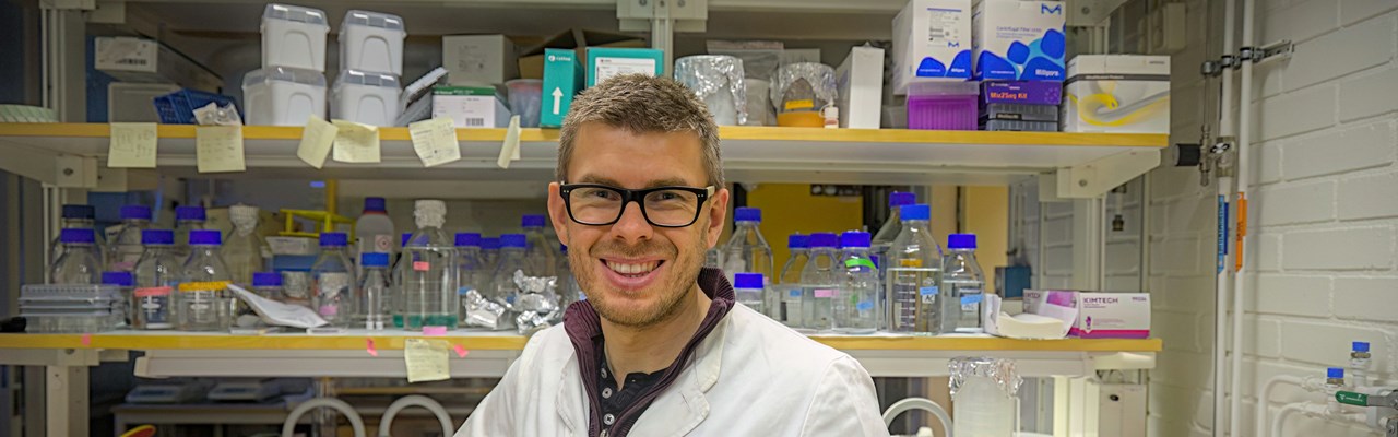 Andreas Kohler stående i sitt labb vid Institutionen för medicinsk kemi och biofysik.