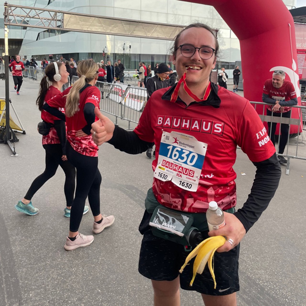 A man in a red shirt running a 5 k / 10 k race in Umeå