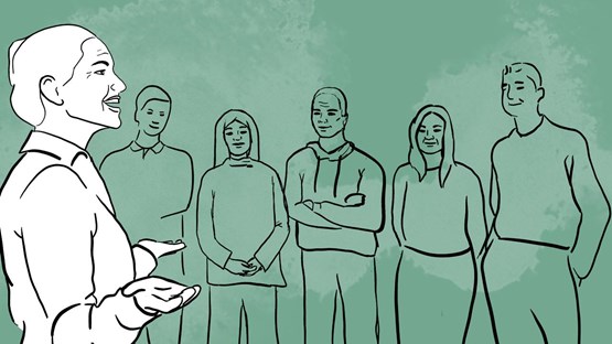 En kvinna som pratar inför en grupp människor.