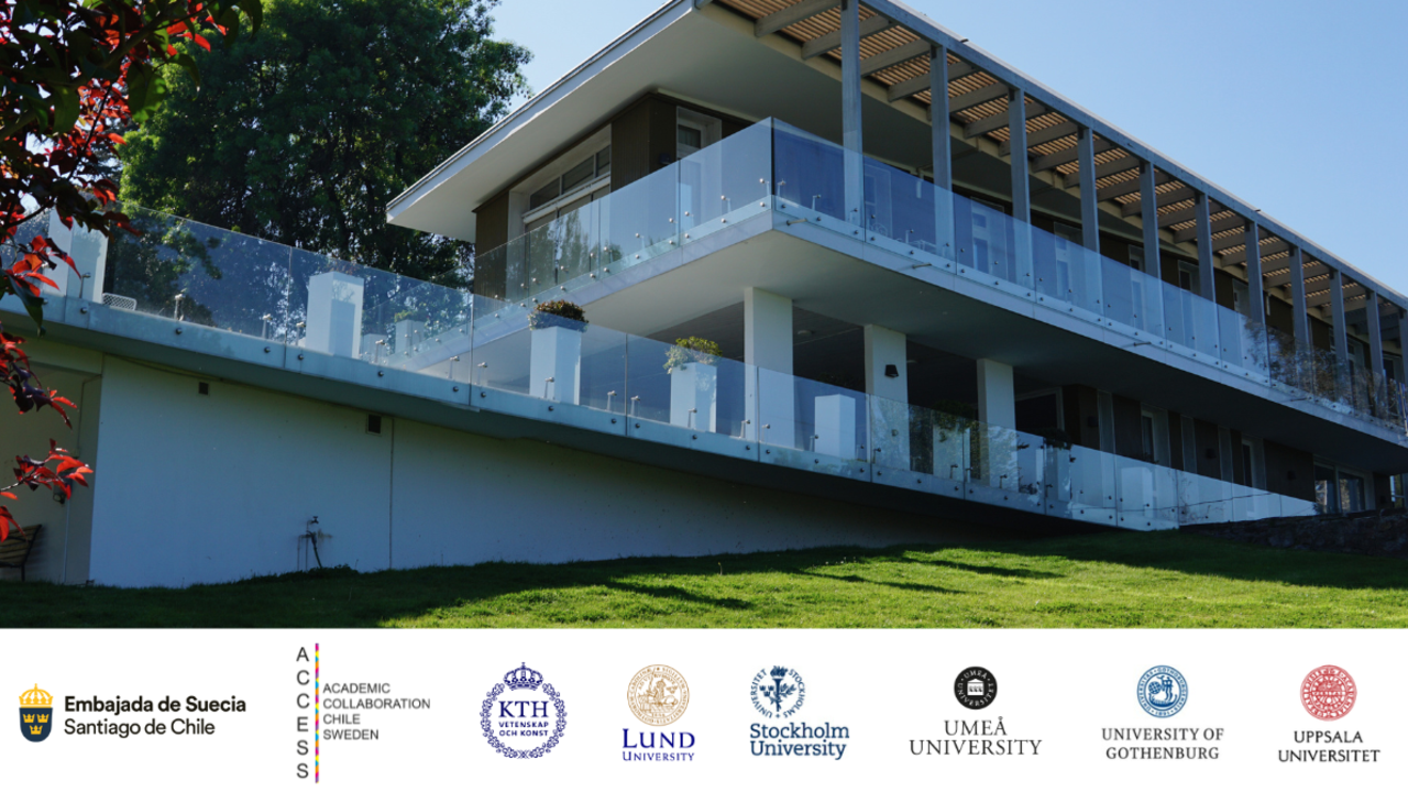 En stor vit byggnad som ligger på ett grönskande fält.