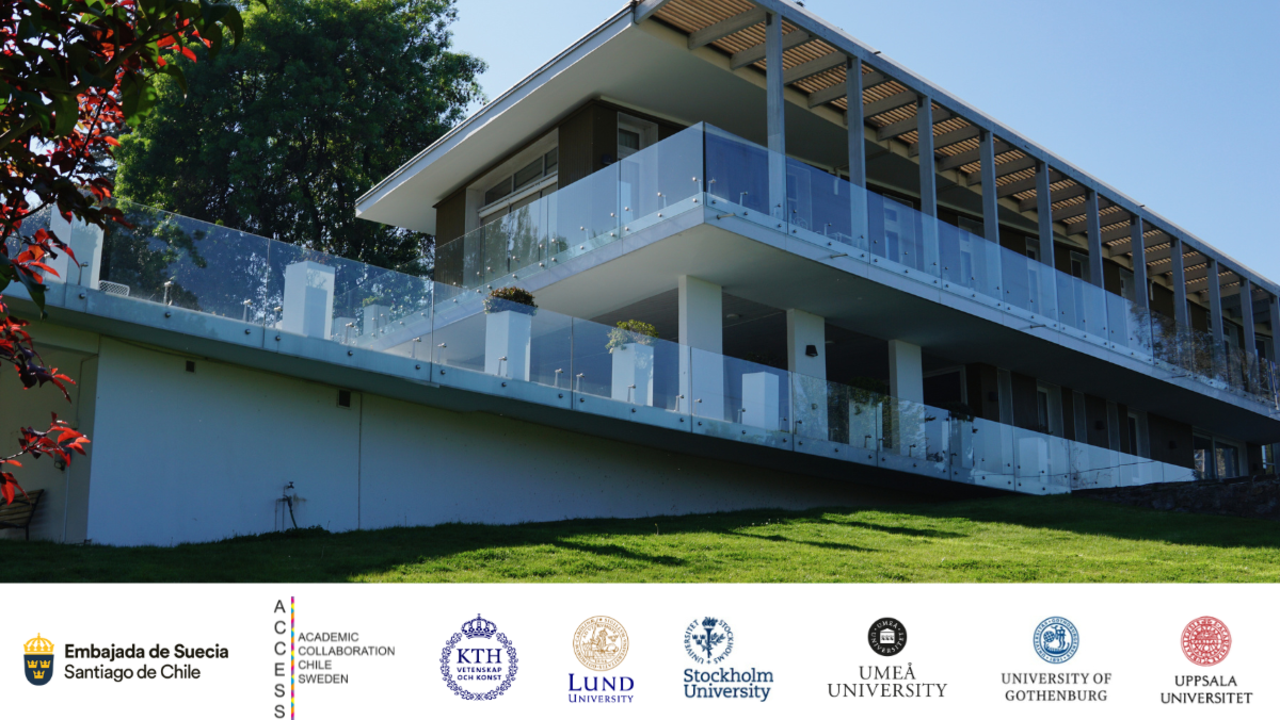 En stor vit byggnad som ligger på ett grönskande fält.