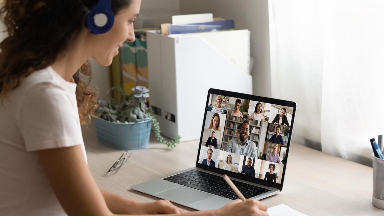 Kvinna som sitter i ett digitalt möte.