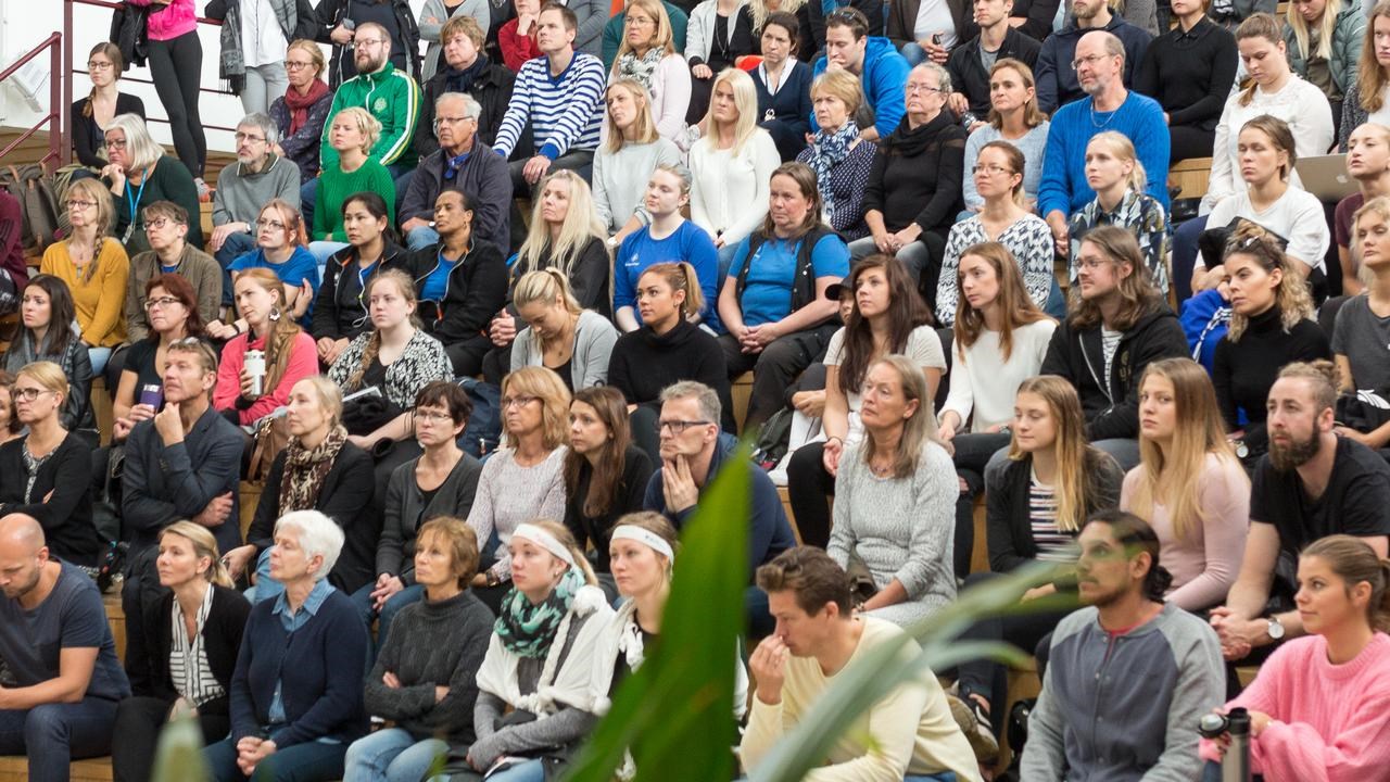 Deltagare motionerar vid Hälsans dag på campus september 2018.