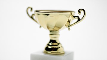 Pokal som står på en vit yta