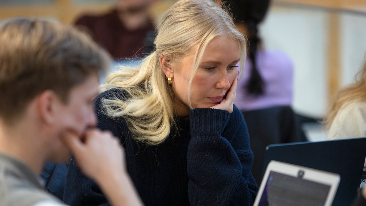 Studenter grupparbetar i MIT-huset