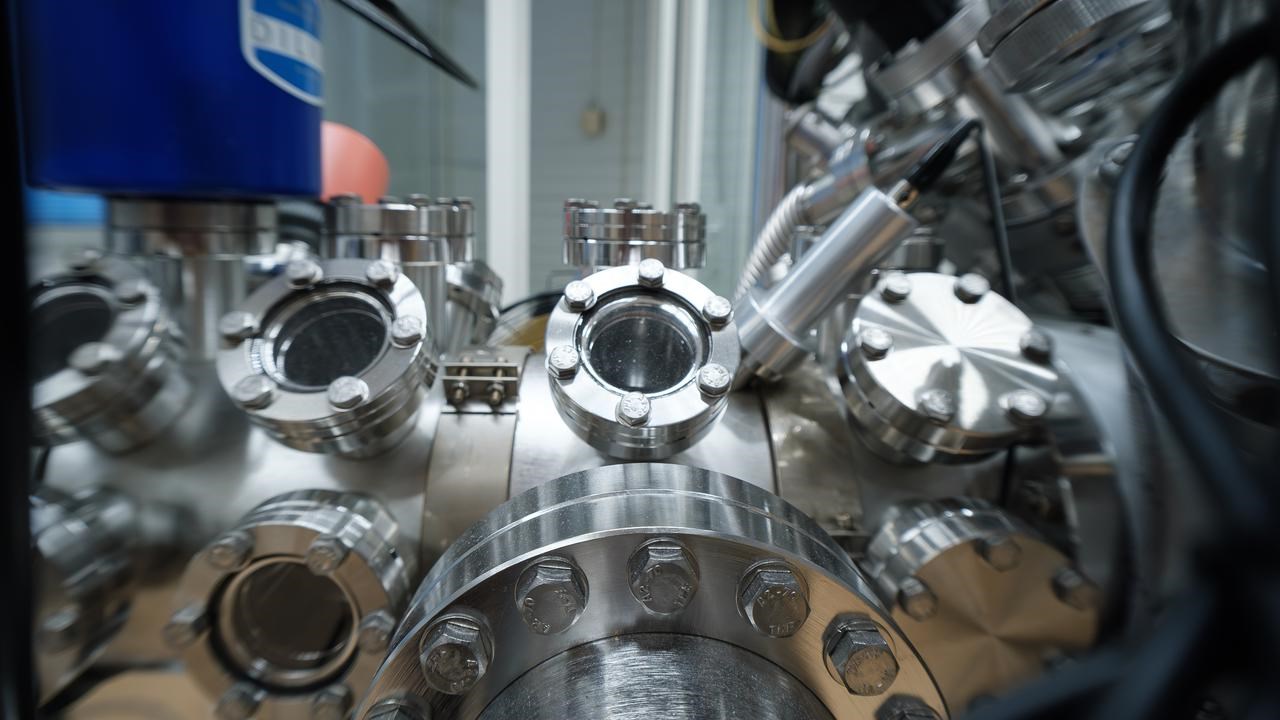 XPS‑plattformen anv&auml;nds f&ouml;r att analysera materialens ytkemi och reaktionsmekanismer.