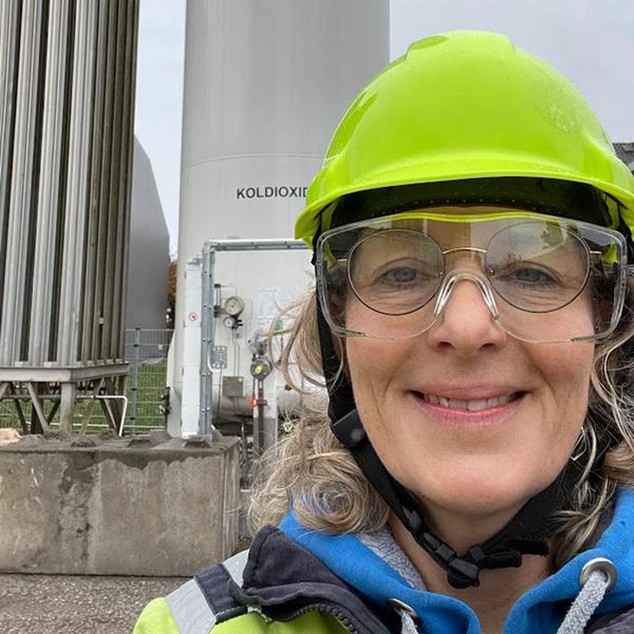 Kvinna i hj&auml;lm och varselkl&auml;der