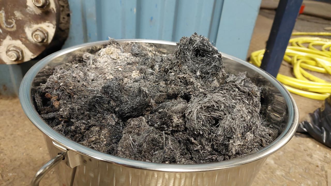 En metallsk&aring;l med askbriketter