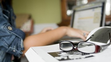 Student arbetar vid dator