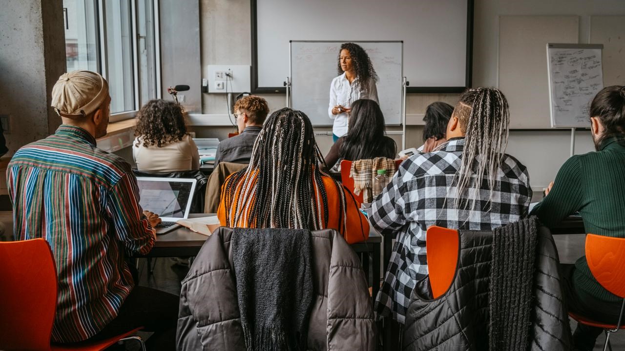 Klassrumsscen bakifrån med ungdomar
