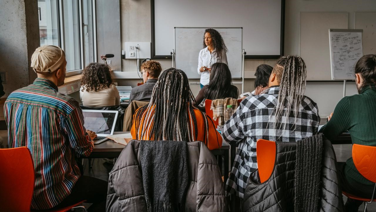 Klassrumsscen bakifrån med ungdomar